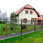 fot. Plast-Met Systemy_Ogrodzeniowe Z podmurówką czy bez? Ważny detal przy budowie ogrodzenia