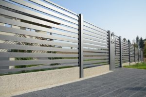 fot. Plast-Met_Systemy_Ogrodzeniowe_Malachit Z podmurówką czy bez? Ważny detal przy budowie ogrodzenia